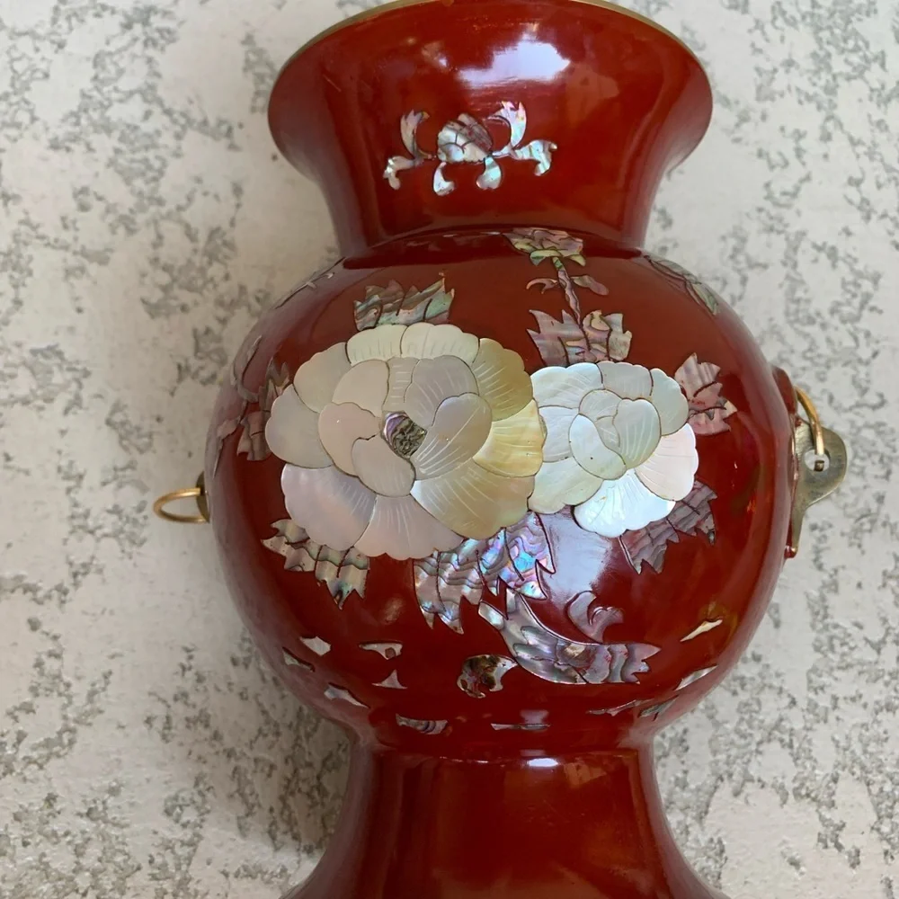 Vase with pearl design